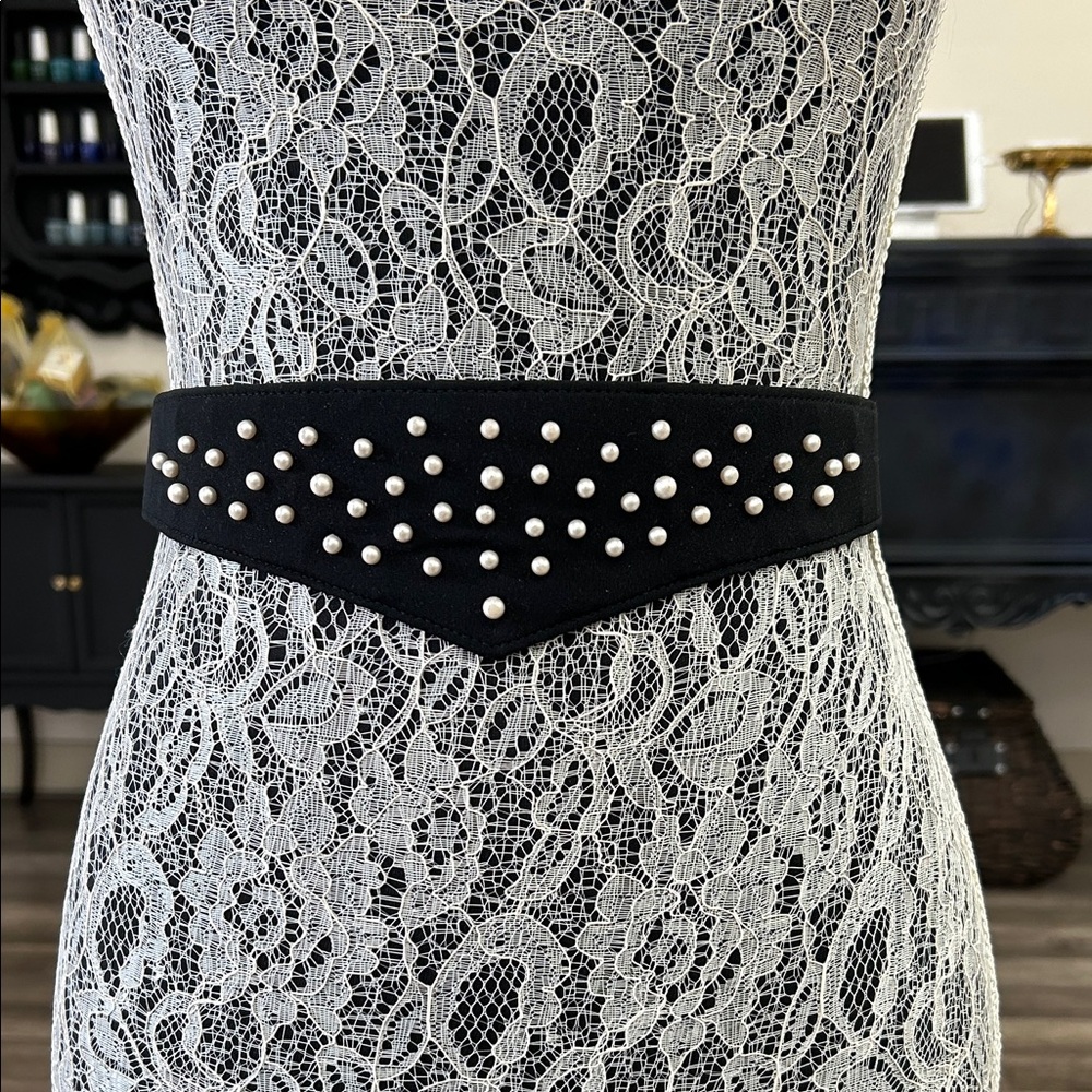 Elegant Black pearl Women's Belt

Size 8
33” long